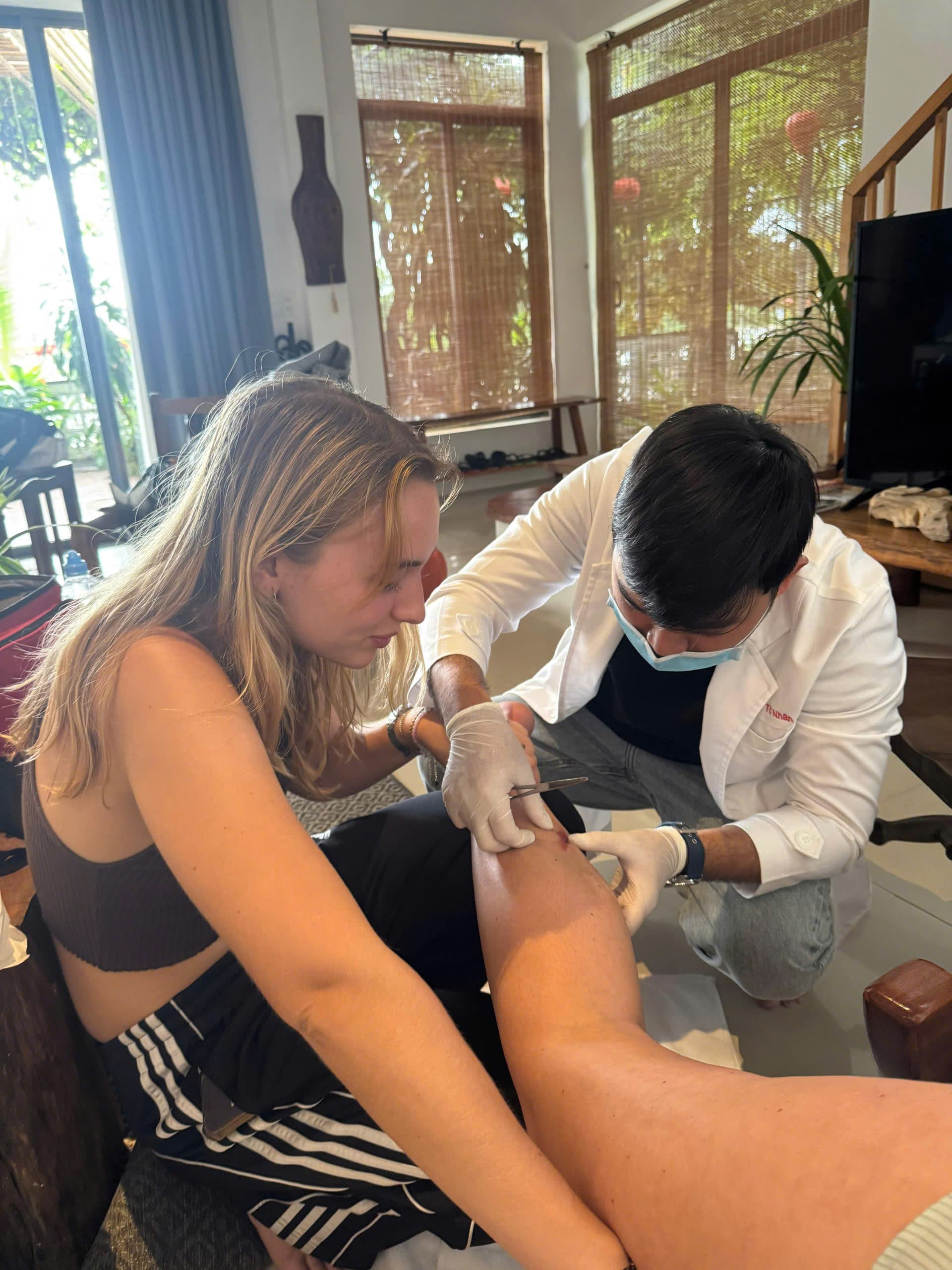 Điều trị vết thương cho khách du lịch