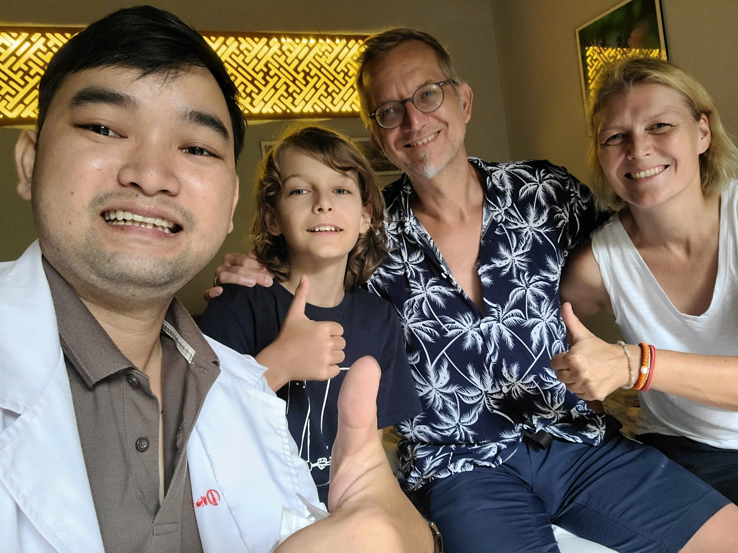 Hoạt động khám bệnh cho gia đình khách du lịch