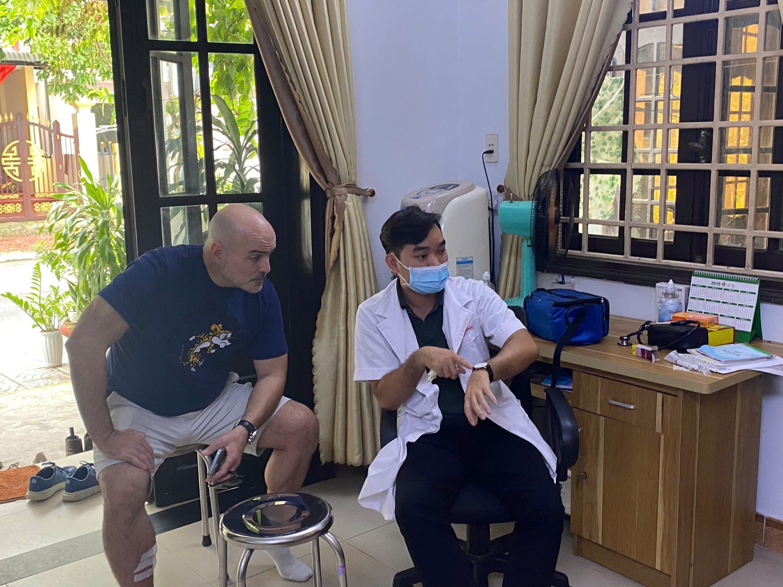 Du khách khám bệnh tại phòng khám