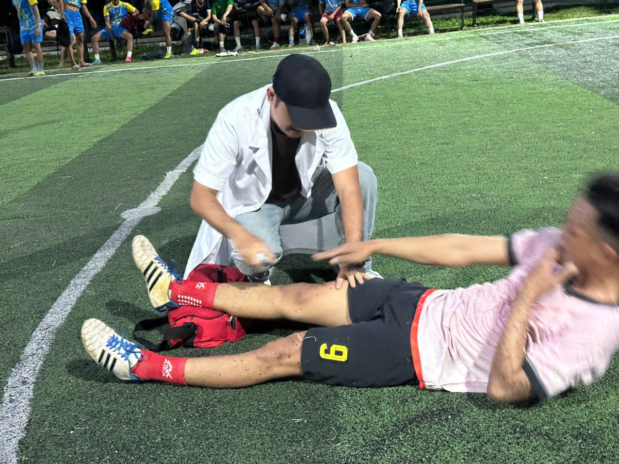 Trực tiếp hỗ trợ y tế cho cầu thủ